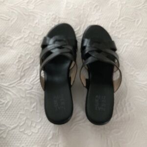 Black leather Naturalizer heeled slides in size 8.5